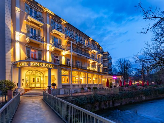 Das Atlantic Parkhotel in Baden-Baden ist nachts hell erleuchtet.