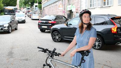 Auf Beobachtungsposten: Antje Eichler begleitet ihre Tochter mit dem Rad. Alleine würde sie die Neunjährige nicht zur Schule gehen lassen.