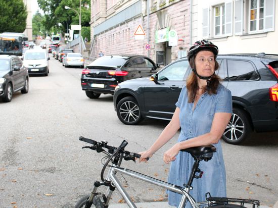 Auf Beobachtungsposten: Antje Eichler begleitet ihre Tochter mit dem Rad. Alleine würde sie die Neunjährige nicht zur Schule gehen lassen.