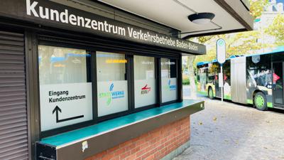 Vor dem Kundenzentrum der Verkehrsbetriebe in Baden-Baden steht ein Bus. 