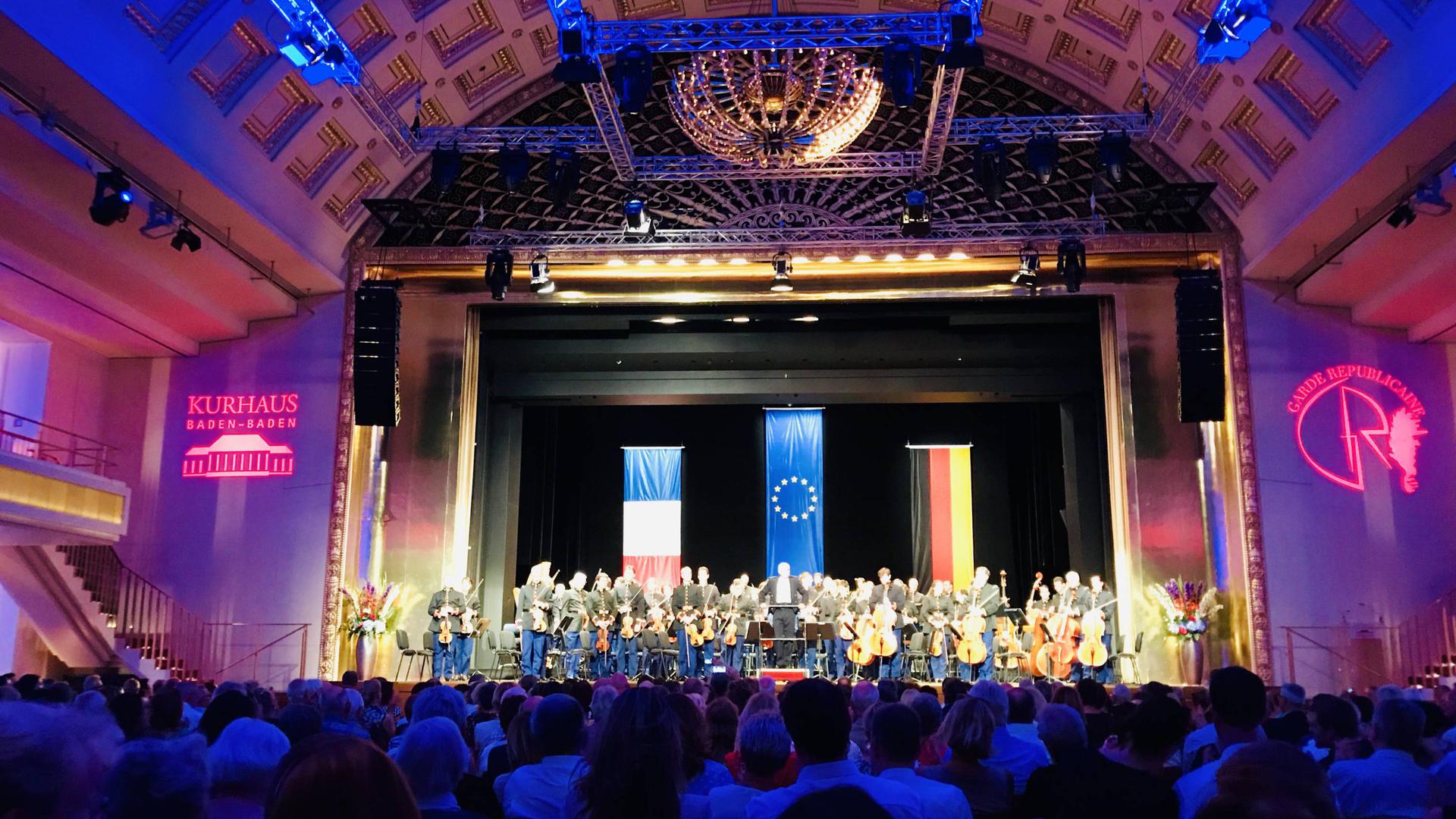 Der Bénazet-Saal im Kurhaus Baden-Baden ist beim Konzert des Sinfonieorchesters der Garde Républicaine voll besetzt.