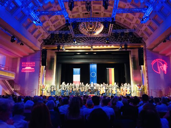 Der Bénazet-Saal im Kurhaus Baden-Baden ist beim Konzert des Sinfonieorchesters der Garde Républicaine voll besetzt.