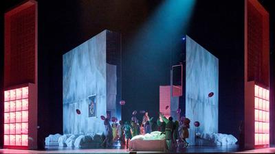 Bei der Inszenierung der Oper „Die Frau ohne Schatten“ im Festspielhaus Baden-Baden kommen bewegliche Kulissen zum Einsatz.