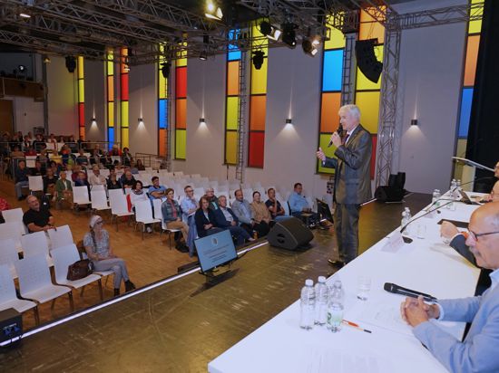 Baden-Badens OB Dietmar Späth erläutert bei der Bürger-Information in der Akademiebühne der Euraka den aktuellen Stand zum geplanten Klinikneubau.