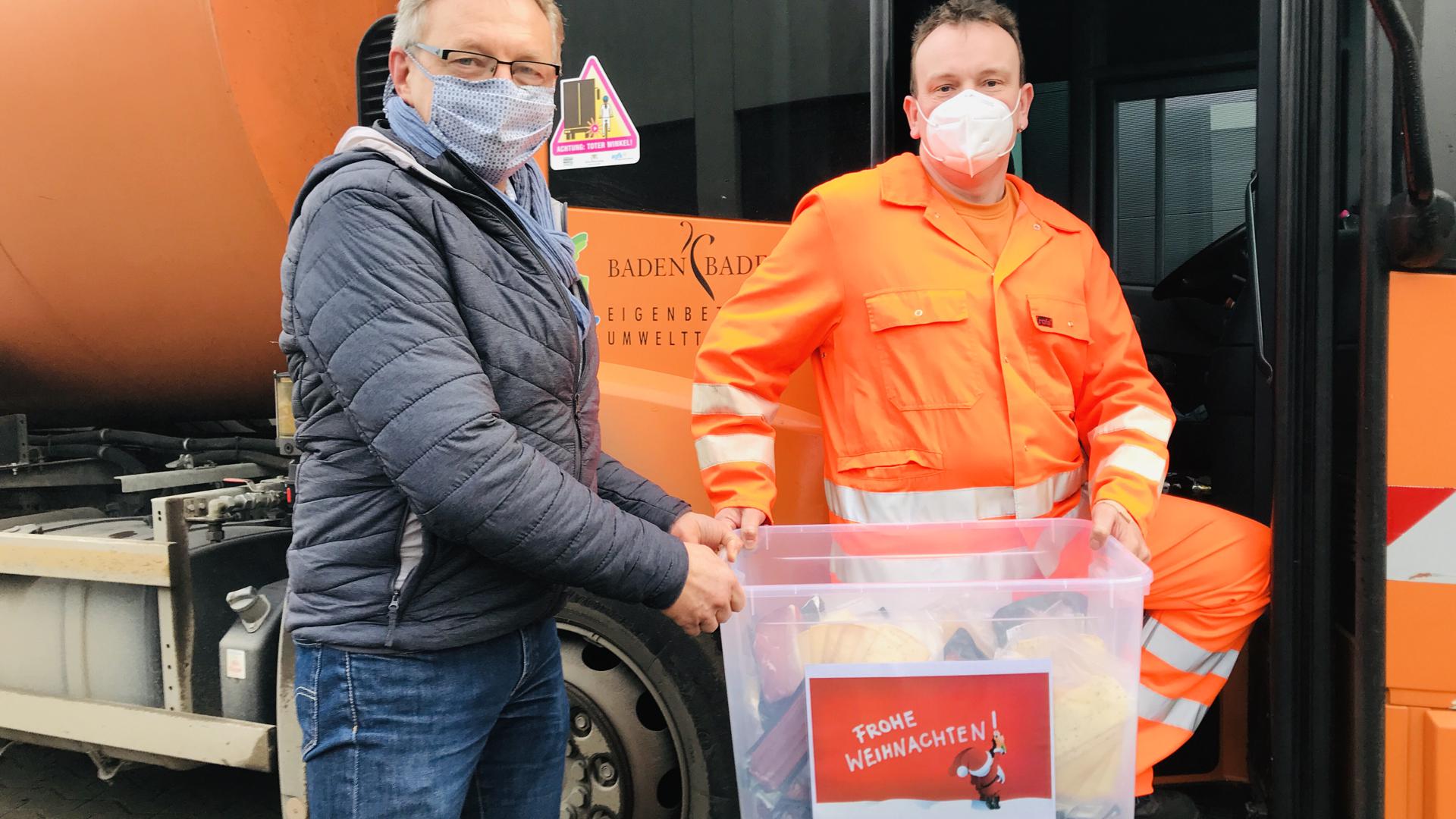 Guten Appetit: Bürgermeister Alexander Uhlig übergibt Christian Sarazin von der städtischen Müllabfuhr eine Box mit einer zünftigen Brotzeit für die Truppe.
