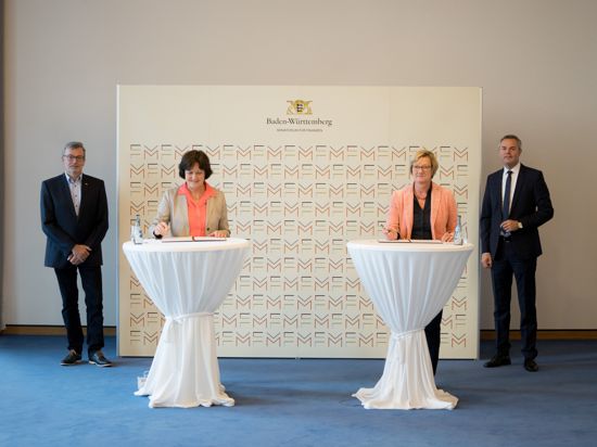 Im Beisein von Hans-Peter Behrens (links) und Tobias Wald unterzeichnen Margret Mergen (Zweite von links) und Edith Sitzmann die BKV-Verträge.