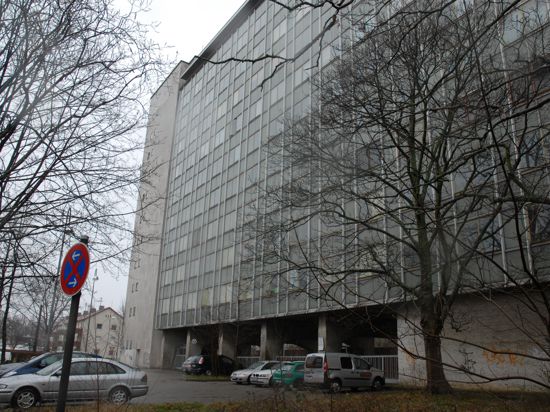 Das Babo-Hochhaus liegt am Charles-de-Gaulle-Platz in Baden-Oos. Es war früher Hauptquartier der französischen Streitkräfte