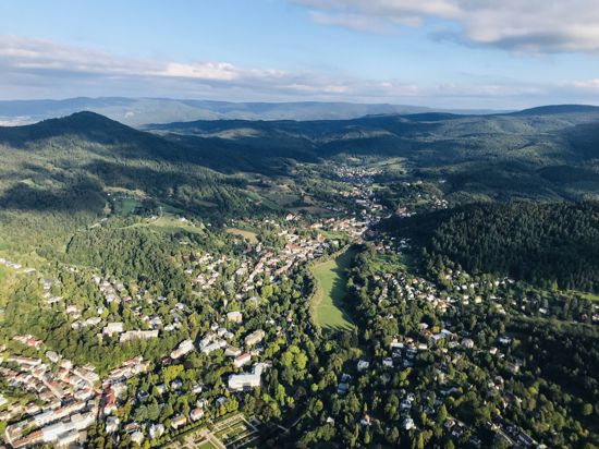 Luftbild Baden-Baden mit Klosterwiese und einem Teil der Gönneranlage (links vorne)