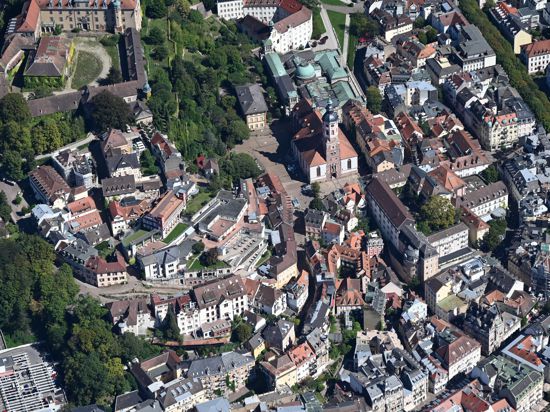 Luftbild von Baden-Baden mit Rathaus und Stiftskirche.