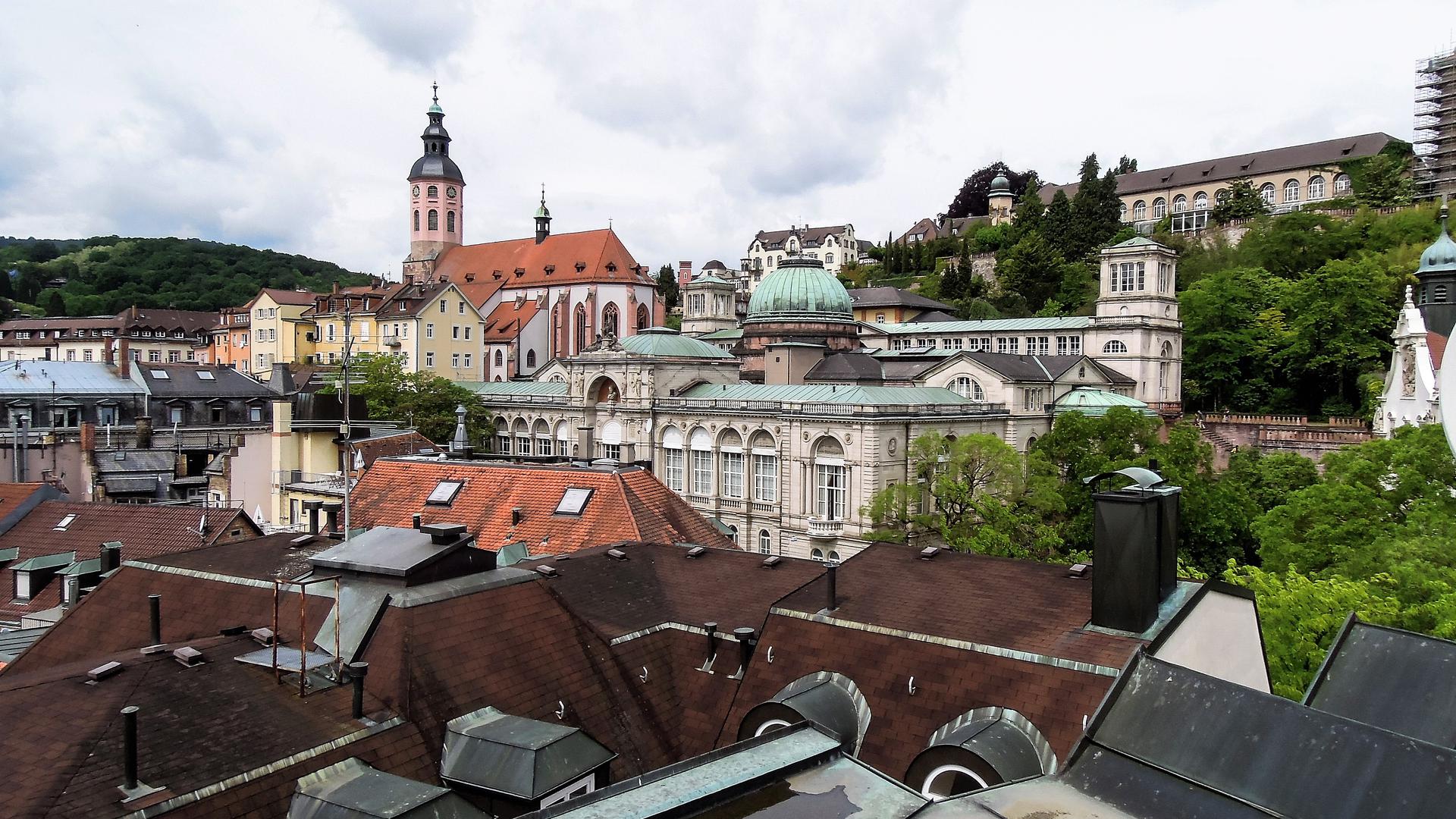 Das Foto über die Dächer von Baden-Baden hinweg zeigt Friedrichsbad und Stiftskirche. 