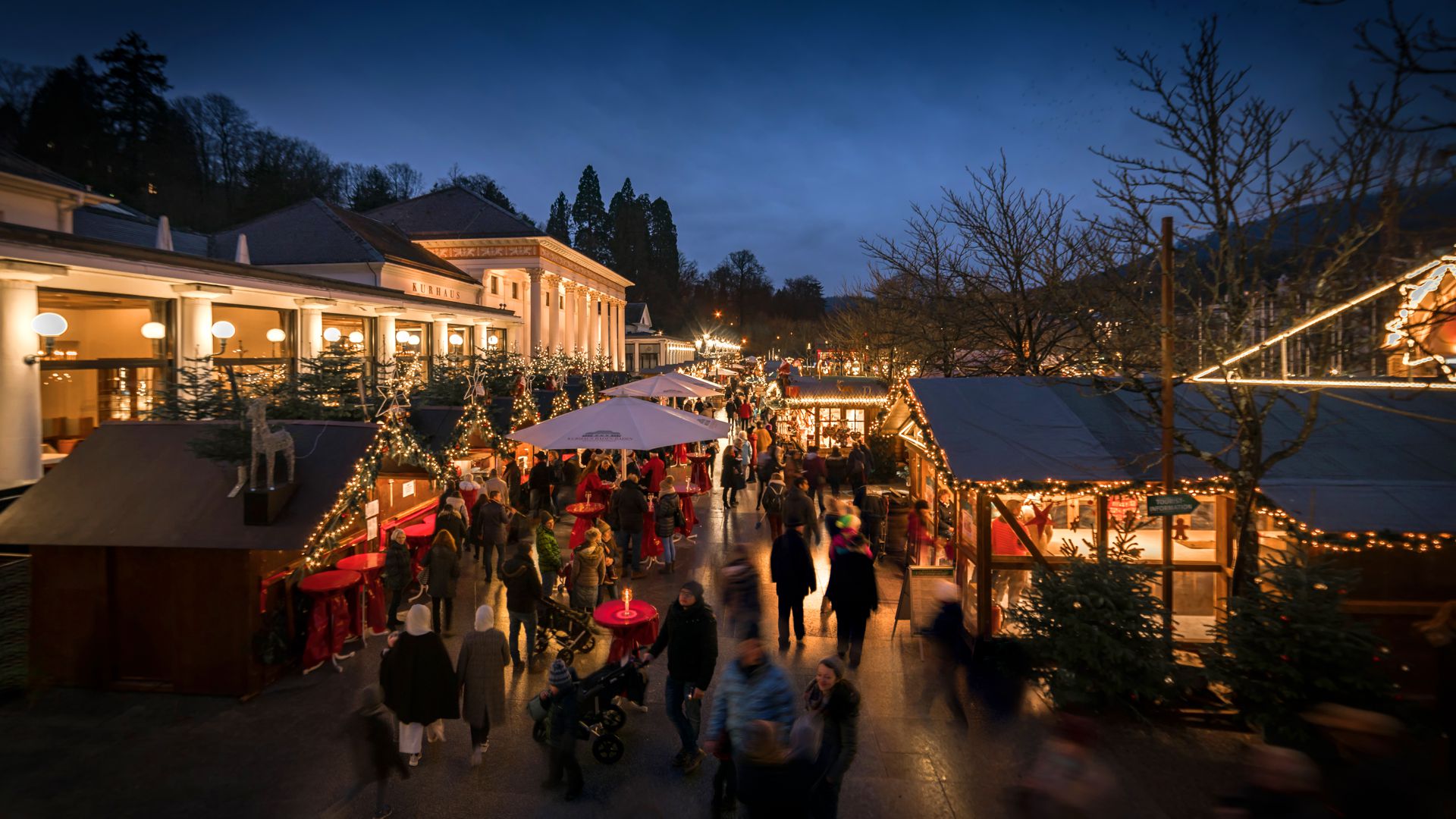 Blick auf die Buden des Baden-Badener Weihnachtsmarktes mit dem Kurhaus im Hintergrund.