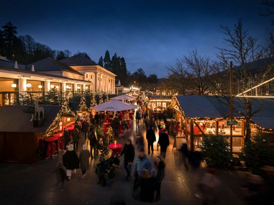 Blick auf die Buden des Baden-Badener Weihnachtsmarktes mit dem Kurhaus im Hintergrund.