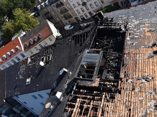 Nach einem Brand klafft im Dachstuhl eines Gebäudes eine große Lücke.