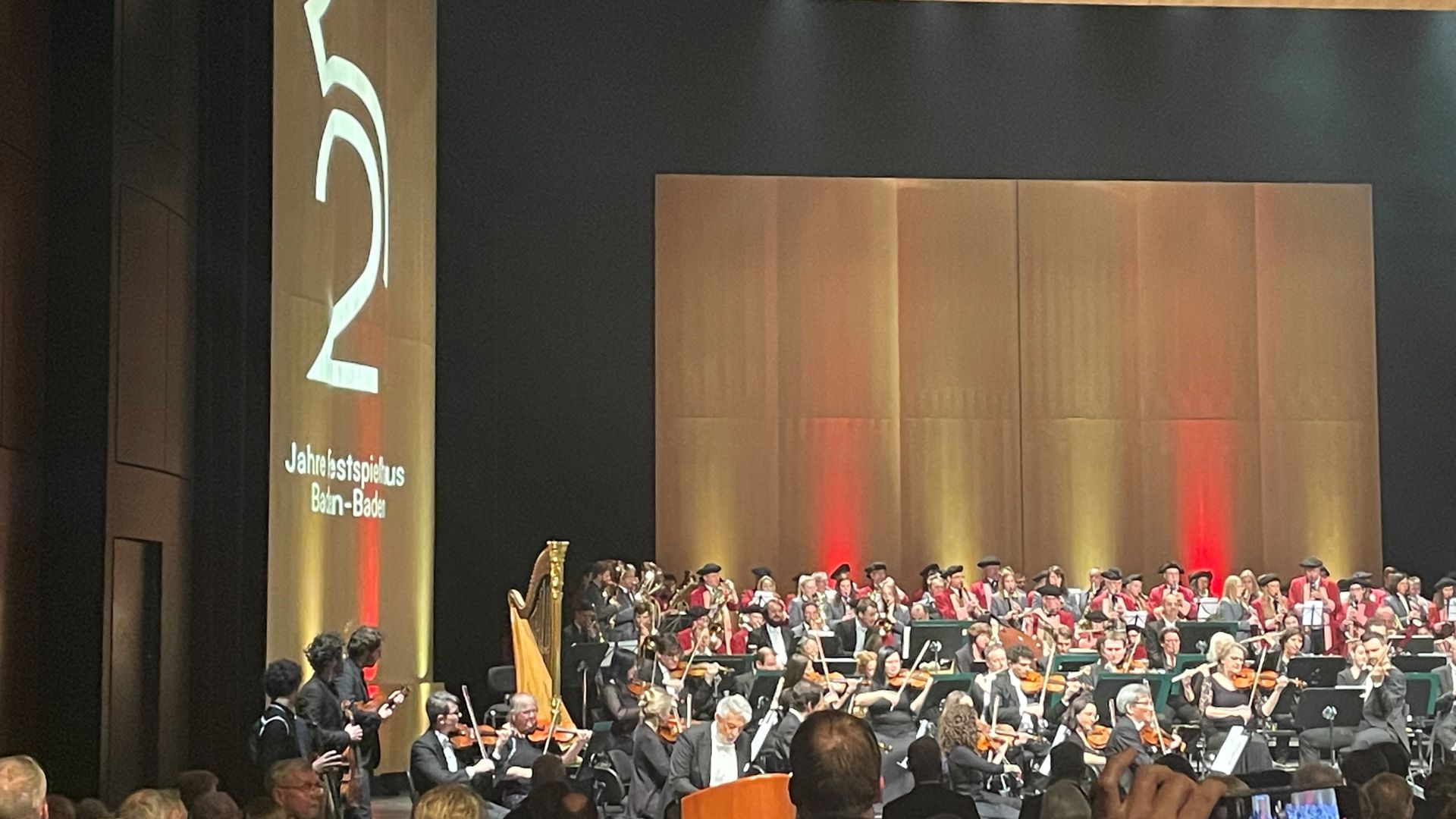 Plàcido Domingo im Festspielhaus zur Feier des 25-jährigen Bestehens beim Singen des Badnerliedes.