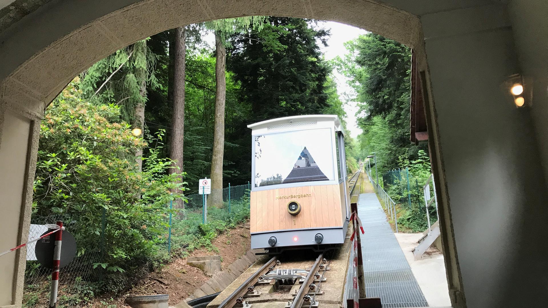 Ein Wagen der Merkurbergbahn fährt in die Talstation.