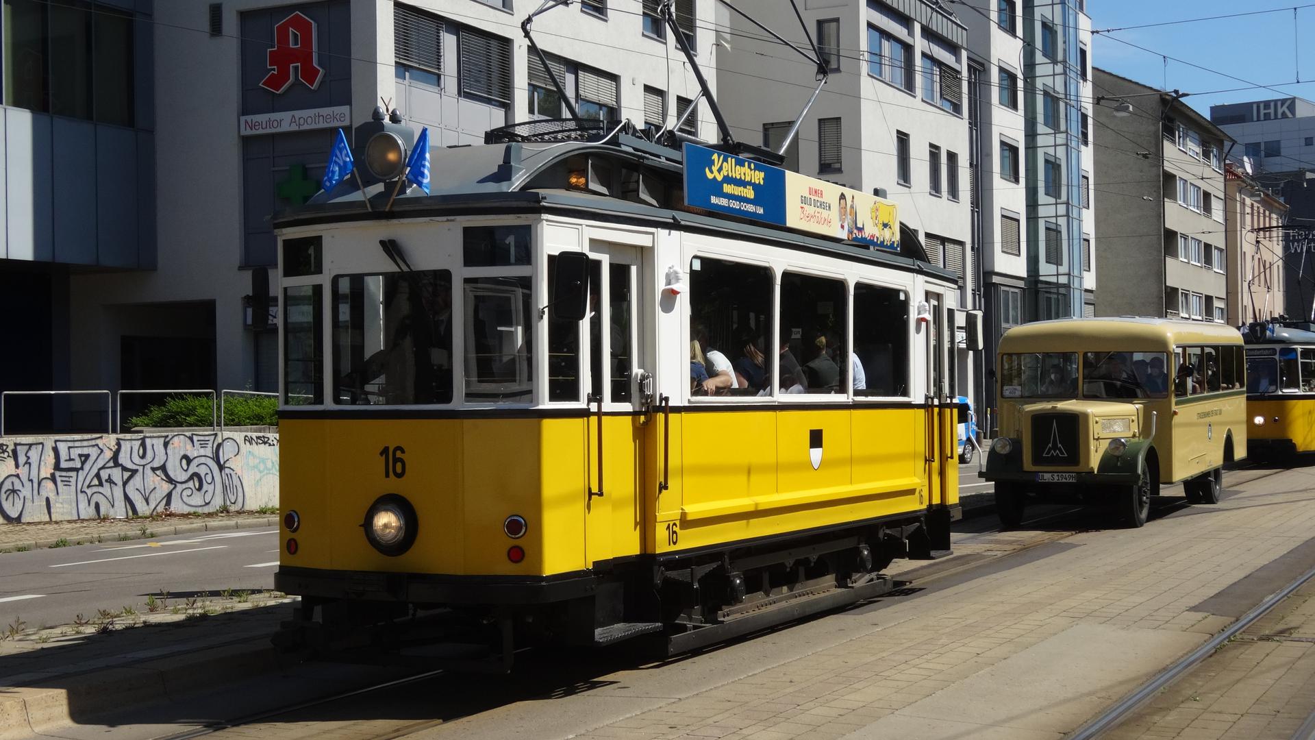 Noch auf Tour: Ein alter Straßenbahnwagen aus Baden-Baden rollt durch Ulm. 