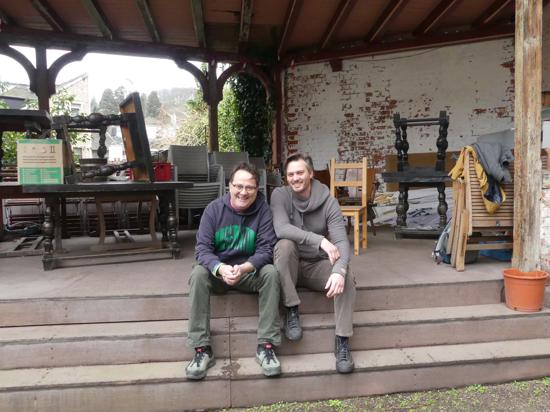 Hendrik Pape (l.) und Stefan Roschy freuen sich, im Sommer ihr Programm im restaurierten Baldreit-Theater präsentieren zu können.