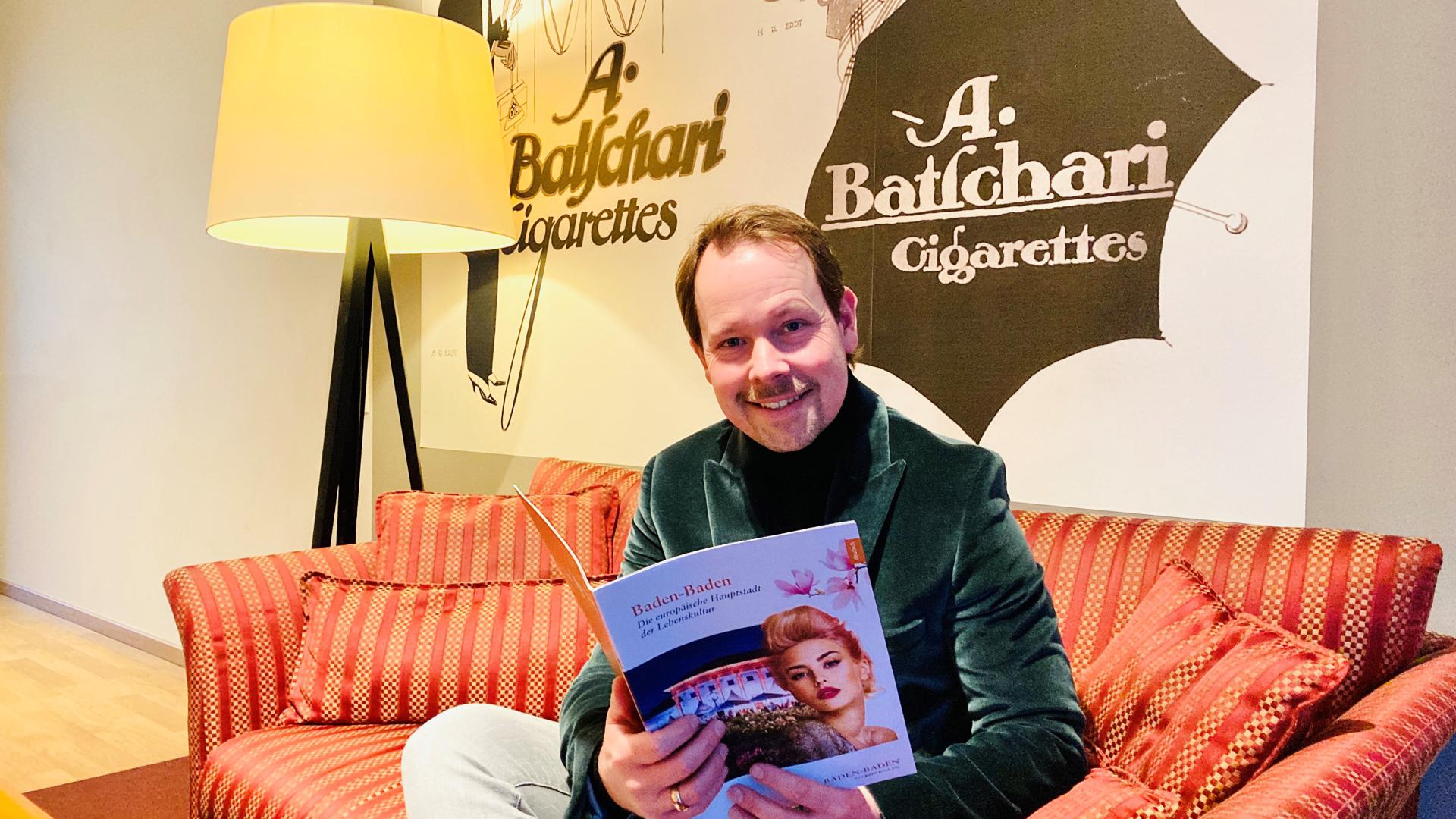 Andreas Brennfleck, Geschäftsführer der Libertas Hotelgruppe, sitzt auf einem Sofa einer Suite des Hotels Batschari-Palais in Baden-Baden.