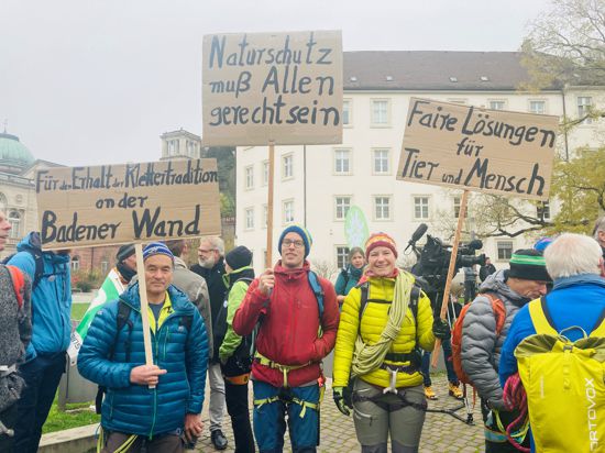 Demonstranten in Baden-Baden wegen Kletterverbot.