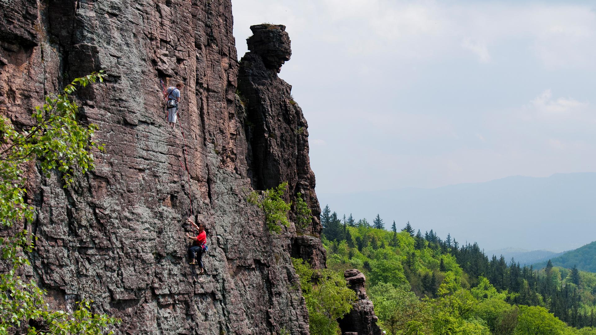 Zwei Männer klettern an einer Felsenwand