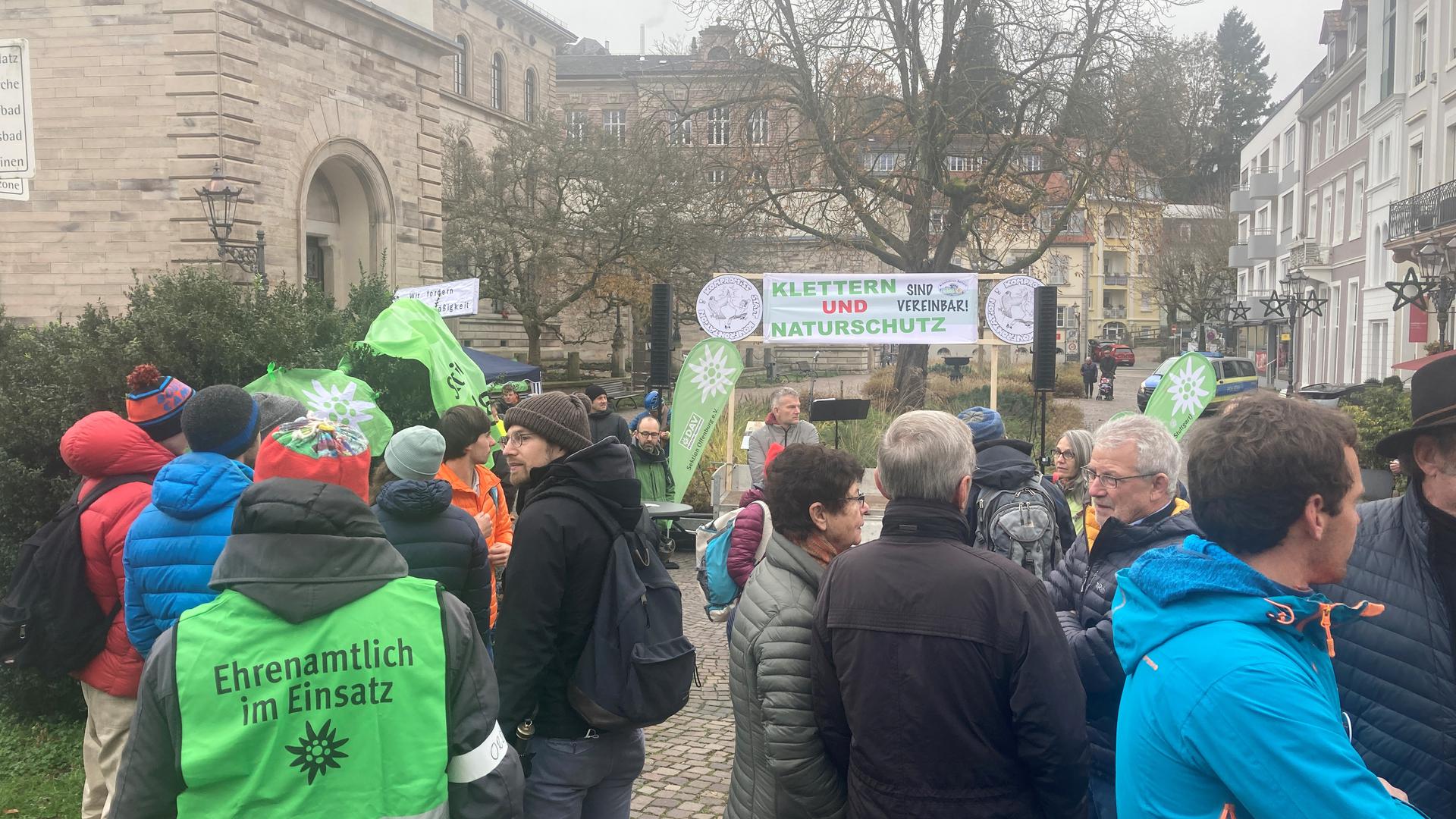 Protest in Baden-Baden gegen Kletterverbot.