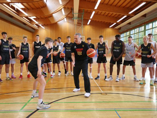 Dirk Bauermann erklärt den U16-Basketballern beim Lehrgang in Steinbach eine Übung.
