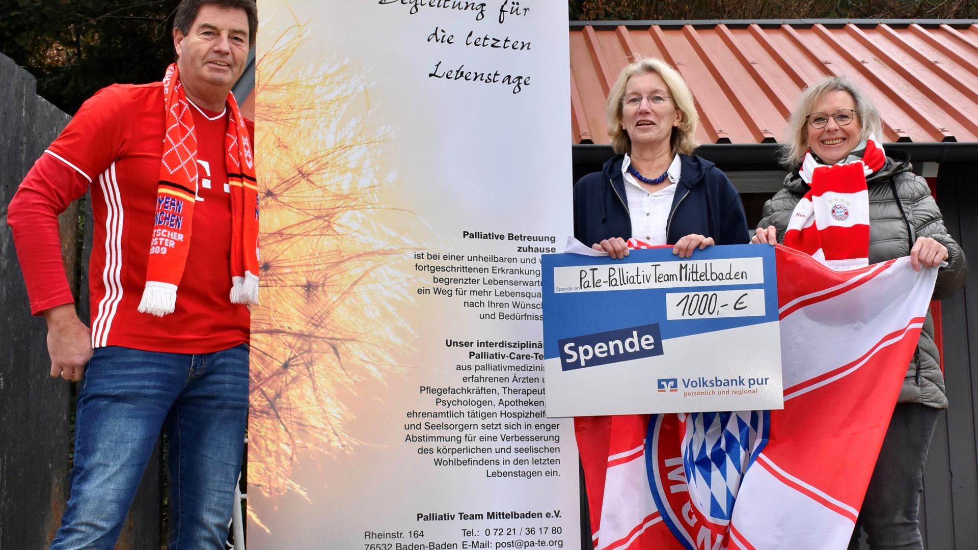 Bei der Übergabe der Spende sprechen Angehörige Dietmar Oser (links) und Brigitte Mast (rechts) mit Elke Fischer (2.vr.) über ihre Erfahrungen mit dem Palliativteam.
