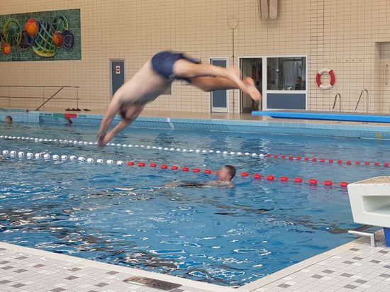 Ein Mann springt in das Schwimmbecken des Baden-Badener Bertholdbads.