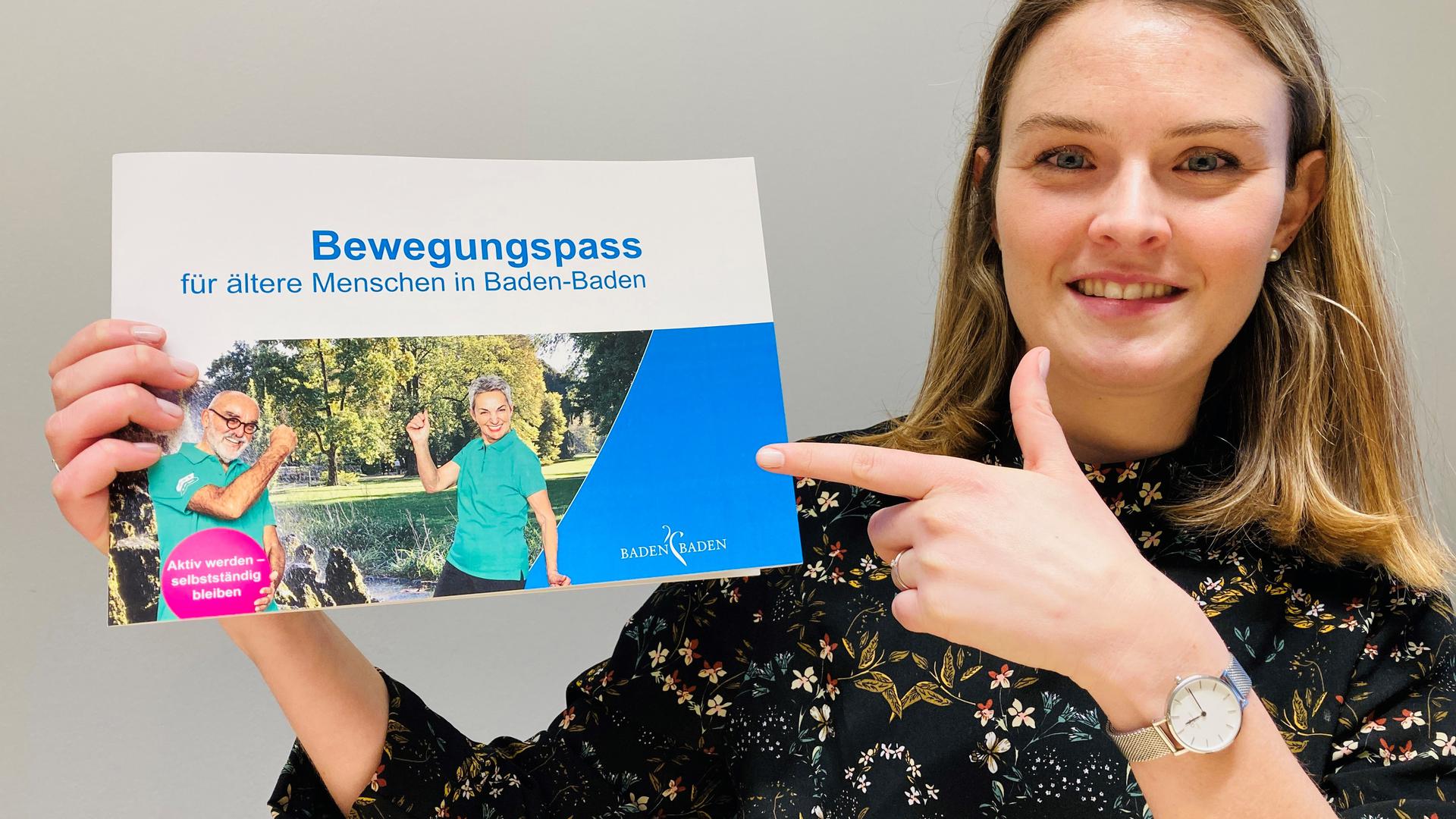  Gesundheitswissenschaftlerin Alessa Braun von der Stadtverwaltung Baden-Baden zeigt die Broschüre „Bewegungspass für ältere Menschen“.