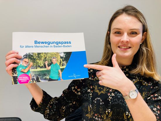  Gesundheitswissenschaftlerin Alessa Braun von der Stadtverwaltung Baden-Baden zeigt die Broschüre „Bewegungspass für ältere Menschen“.