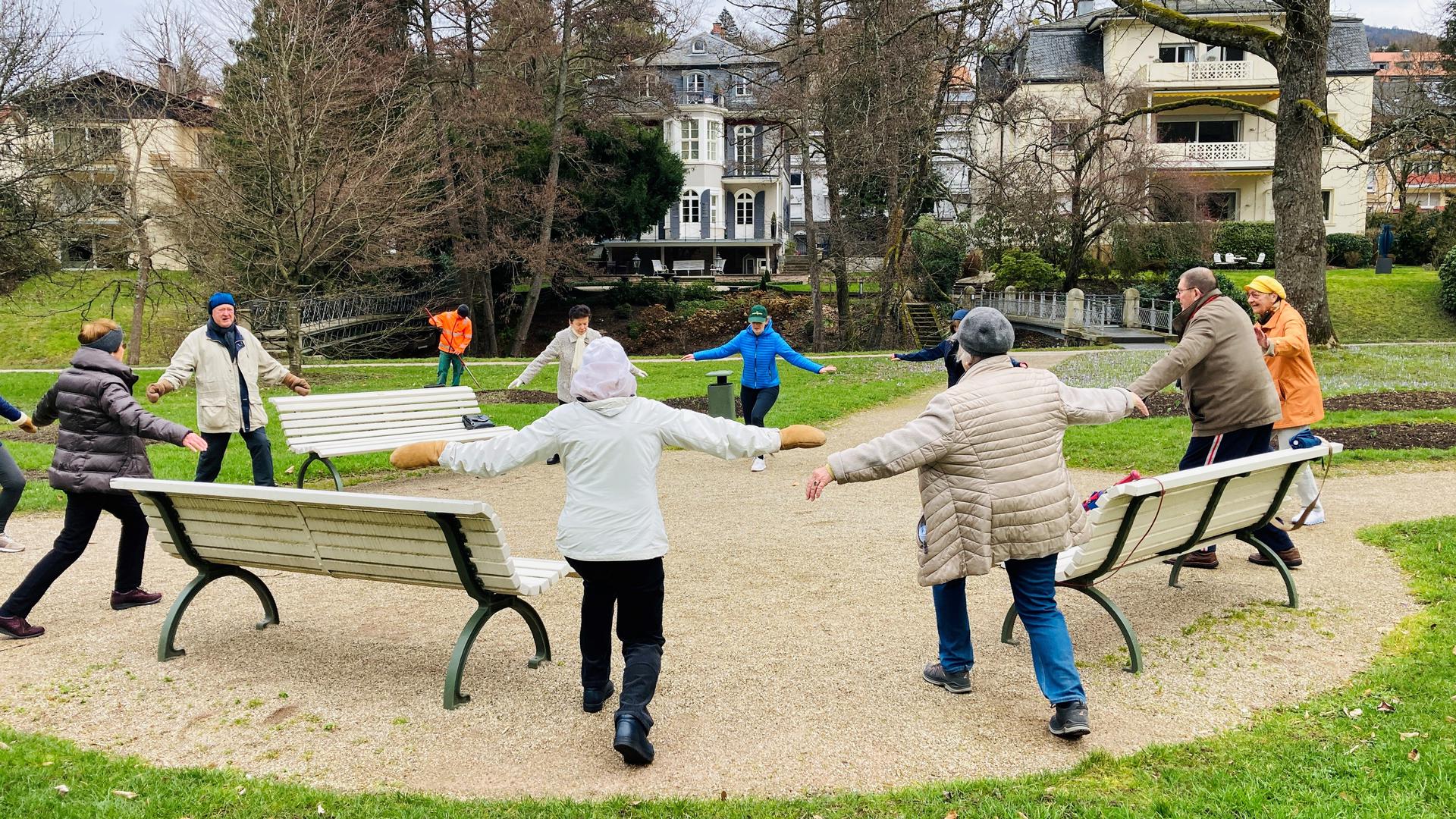 Teilnehmer der Bewegungspass-Gruppe trainieren unter Anleitung von Alessa Braun im Dahliengarten an der Lichtentaler Allee in Baden-Baden. 