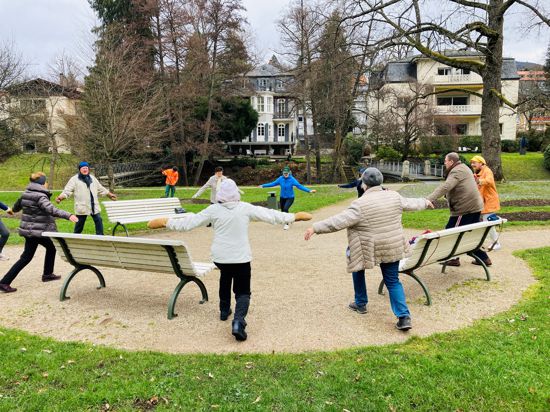Teilnehmer der Bewegungspass-Gruppe trainieren unter Anleitung von Alessa Braun im Dahliengarten an der Lichtentaler Allee in Baden-Baden. 