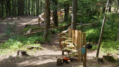 Bei der „Kugelwaldbahn“ im Südschwarzwald kann man die Holzmurmeln nach Herzenslust rollen lassen.