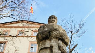 Das Bismarck-Denkmal an den Jesuitenstaffeln beim Rathaus in der Altstadt von Baden-Baden ist 13 Meter hoch.