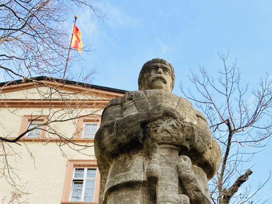 Das Bismarck-Denkmal an den Jesuitenstaffeln beim Rathaus in der Altstadt von Baden-Baden ist 13 Meter hoch.