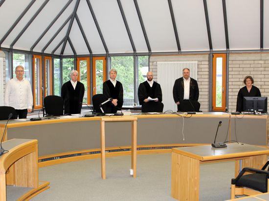 Blick in den Gerichtssaal: Das Schwurgericht beim Landgericht Baden-Baden unter Vorsitz von Richter Stefan Schmid verhandelt über die Anklage der Staatsanwaltschaft, die einem 39-jährigen Angeklagten unter anderem versuchten Totschlag durch Brandstiftung zur Last legt. 