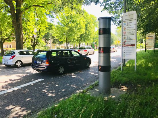 An einer der Bundesstraße 500 in Baden-Baden steht eine stationäre Geschwindigkeitsmessanlage.