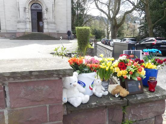 Auch vor der russischen Kirche in Baden-Baden drücken Menschen ihre Trauer mit Kuscheltieren sowie roten und weißen Rosen aus.