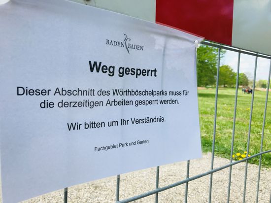 Im Wörthböschelpark in Baden-Baden ist ein Weg wegen Bauarbeiten gesperrt. In der Grünanlage liegen auch noch Blindgänger aus dem Zweiten Weltkrieg. 