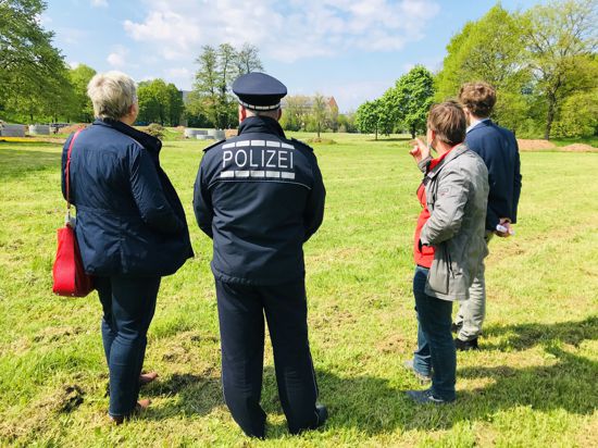 Experten der Stadtverwaltung und der Polizei beraten im Wörthböschelpark in Baden-Baden das Vorgehen zur Entschärfung von Blindgängern aus dem Zweiten Weltkrieg. 