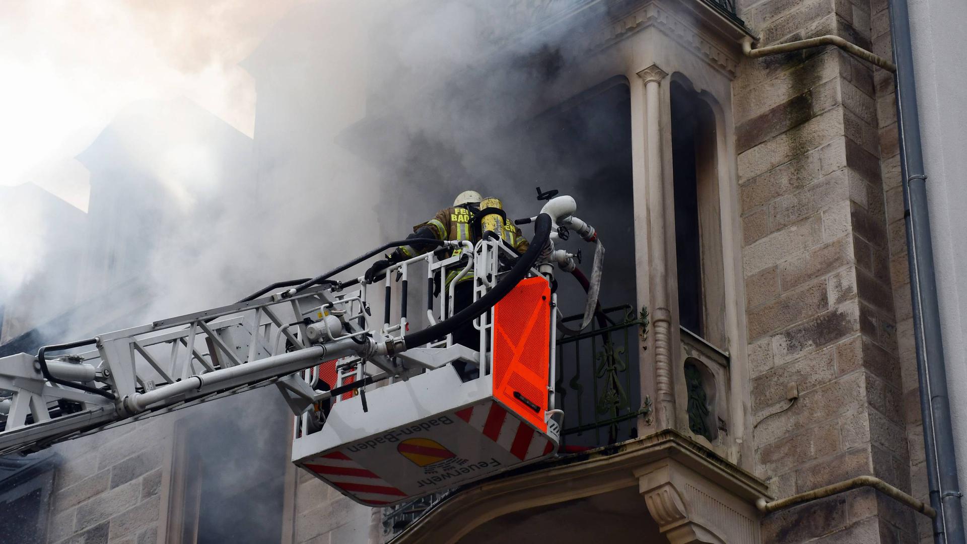 Feuerwehr bekämpft den Brand am 18. März 2019 in der Lichtentaler Straße in Baden-Baden