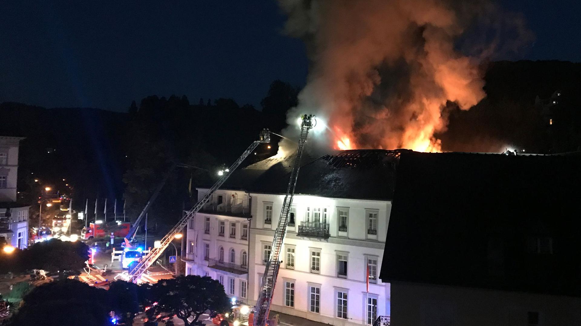 Die Feuerwehr löscht von Drehleitern aus das Hotel „Badischer Hof“.