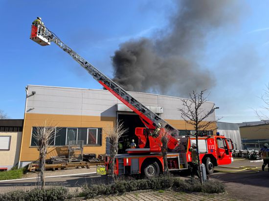 Die Feuerwehr bekämpft den Brand im Gebäude der Firma GVS in Baden-Baden-Steinbach.