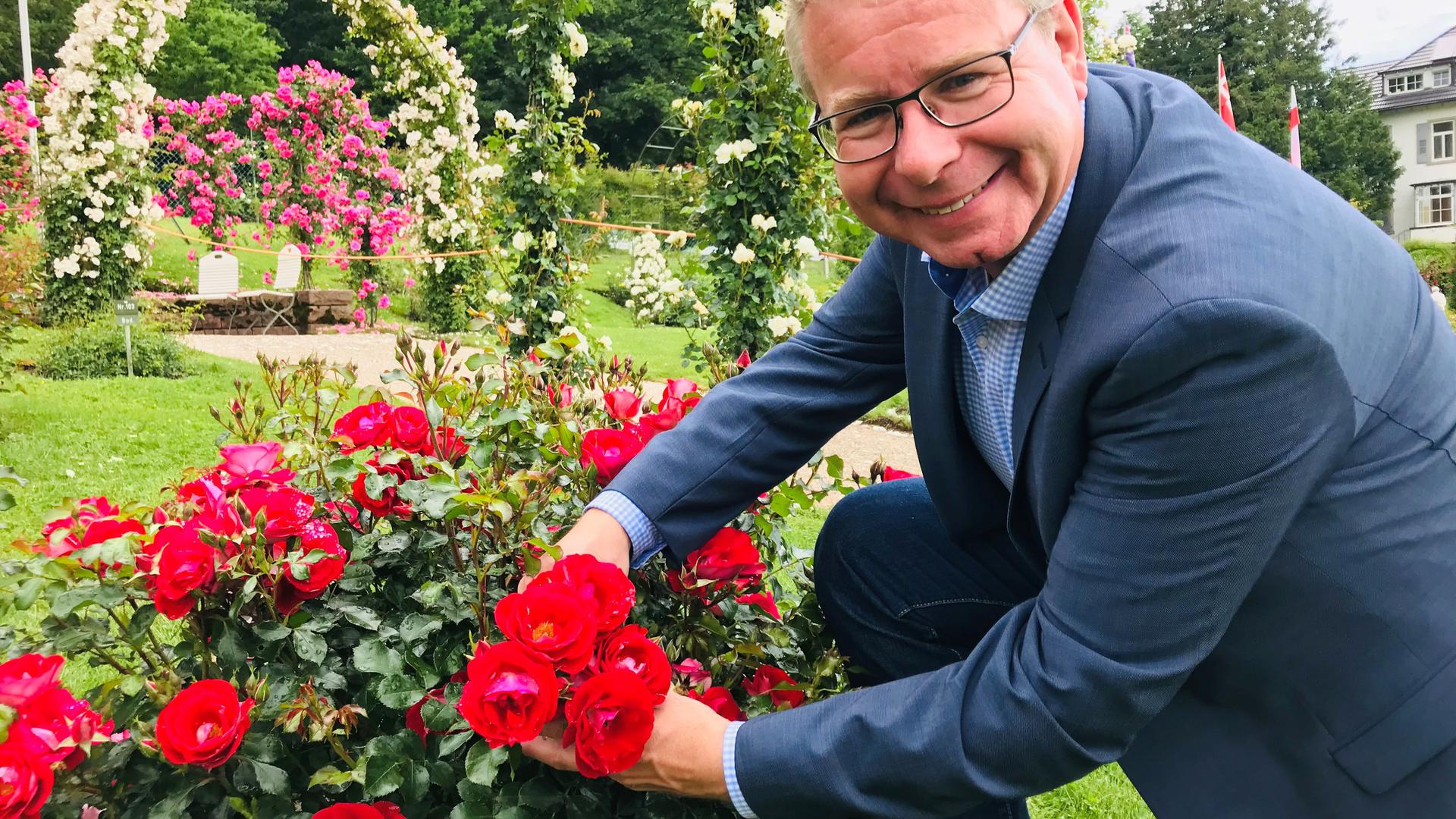 Markus Brunsing leitet den Fachbereich Park und Garten der Stadtverwaltung Baden-Baden. Hier schaut er sich ein Beet im Rosenneuheitengarten auf dem Beutig an. 