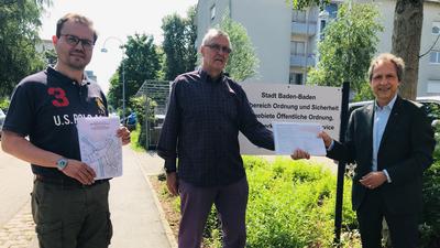 Thomas Meurer (von links) und Michael Greising von der Bürgerinitiative „Fußgängerzone Kreuzstraße/Fieser-Brücke“ übergeben Bürgermeister Roland Kaiser weitere Listen mit Unterschriftenlisten.