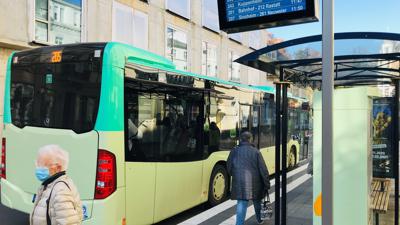 Bus steht an der Haltestelle am Leopoldsplatz in Baden-Baden. 
