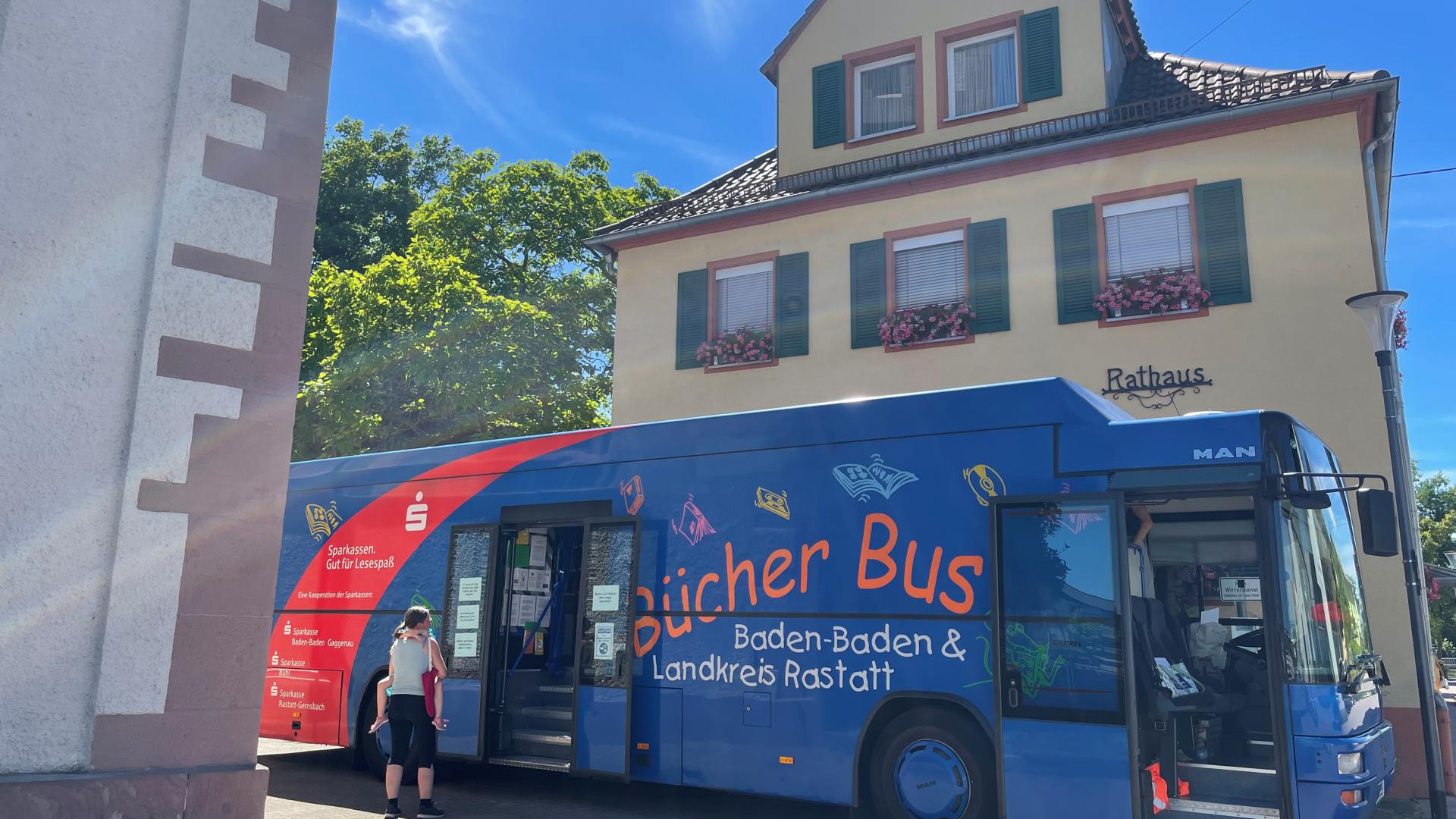 Der Bücherbus im Ortskern von Sandweier: Auch weitere Ortschaften und Schulen stehen auf seinem Fahrplan.  