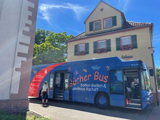 Der Bücherbus im Ortskern von Sandweier: Auch weitere Ortschaften und Schulen stehen auf seinem Fahrplan.  
