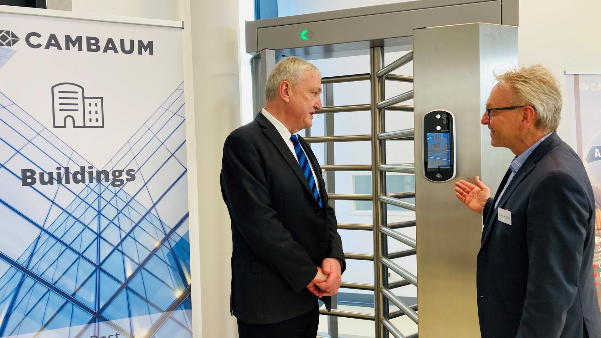 Baden-Badens Erster Bürgermeister Alexander Uhlig (rechts) lässt sich von Cambaum-Geschäftsführer Martin Kohmann im neuen Showroom der Firma die Besonderheiten eines innovativen Drehkreuzes erläutern. 
