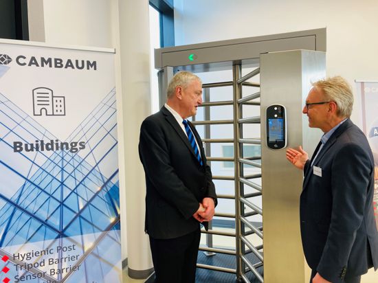 Baden-Badens Erster Bürgermeister Alexander Uhlig (rechts) lässt sich von Cambaum-Geschäftsführer Martin Kohmann im neuen Showroom der Firma die Besonderheiten eines innovativen Drehkreuzes erläutern. 
